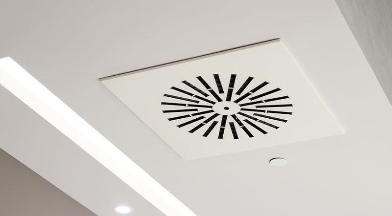 Lüftungsgitter an der Decke